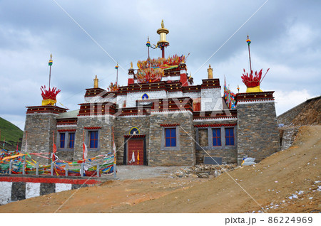 中国　青海省、アムド地方　海南蔵族自治州　拉鶏山のオボ 86224969