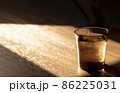 木のテーブルに置いてある飲み物 86225031