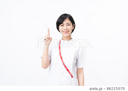 ケーシー白衣を着た若い看護師(白バック) ケーシー白衣を着た若い看護師(白バック) 86225070