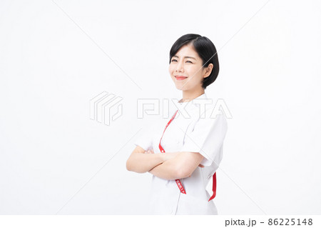 ケーシー白衣を着た若い看護師（白バック） 86225148