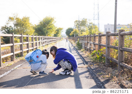夕日の中で触れ合う親子 Parent and child 夕日の中で触れ合う親子 Parent and child 86225171