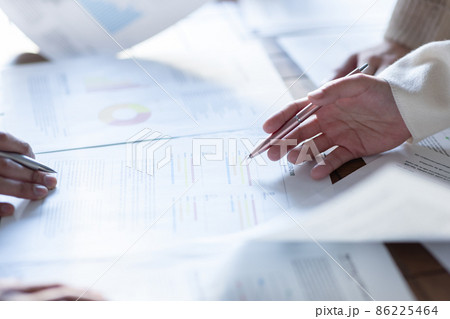 オフィスで打ち合わせをする手元 86225464