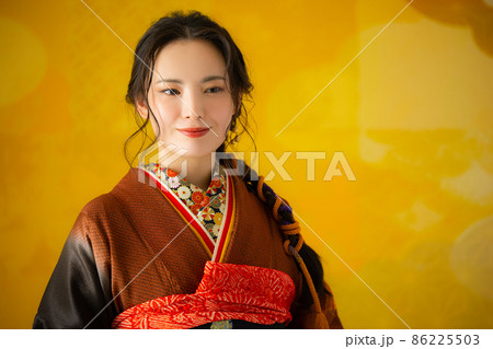 茶色の振袖の女性 茶色の振袖の女性 86225503