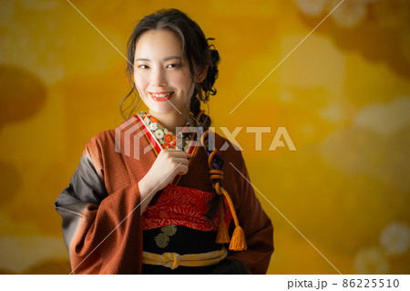 茶色の振袖の女性 茶色の振袖の女性 86225510