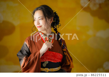 茶色の振袖の女性　 86225511