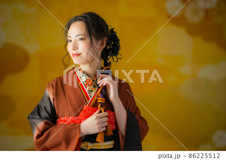 茶色の振袖の女性 茶色の振袖の女性 86225512