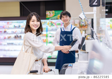 電子マネー決済をおすすめする店員とお客様 86225585