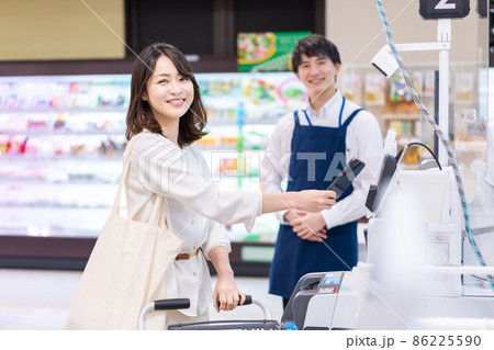 電子マネー決済をおすすめする店員とお客様 86225590