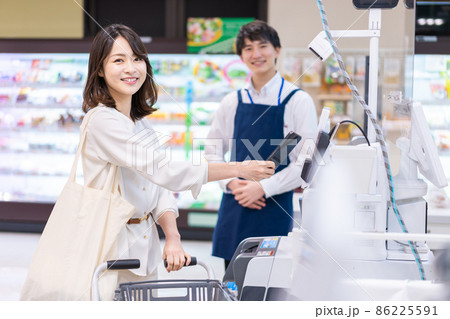 電子マネー決済をおすすめする店員とお客様 86225591