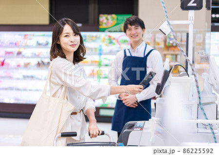 電子マネー決済をおすすめする店員とお客様 86225592