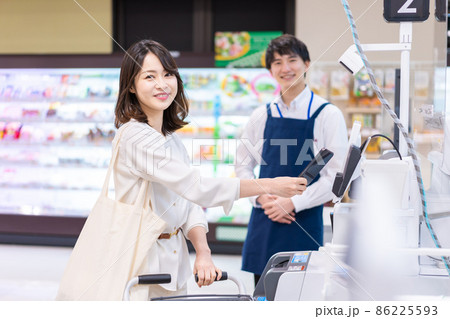 電子マネー決済をおすすめする店員とお客様 86225593