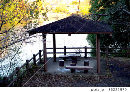 公園の池の横の東屋 公園の池の横の東屋 86225979