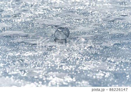 冬の赤城山　凍結する小沼の湖面の氷 86226147