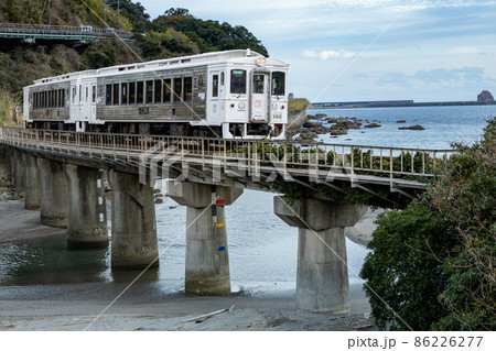 南九州の青空と青い海そして自然の力で作られた奇岩に打ち付ける波風をうけて走る白い日南線特急海幸山幸 南九州の青空と青い海そして自然の力で作られた奇岩に打ち付ける波風をうけて走る白い日南線特急海幸山幸 86226277