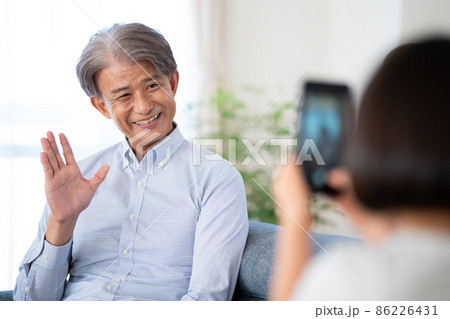 孫がおじいちゃんの写真を撮る 孫がおじいちゃんの写真を撮る 86226431