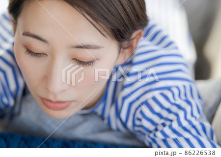 ソファ くつろぐ 30代女性 顔アップ ソファ くつろぐ 30代女性 顔アップ 86226538