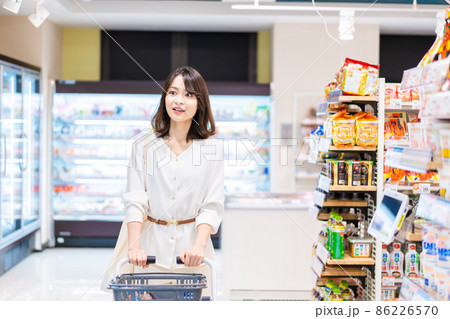 スーパーで買い物をする若い女性 スーパーで買い物をする若い女性 86226570