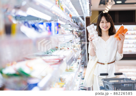 スーパーで買い物をする若い女性 86226585
