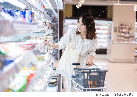スーパーで買い物をする若い女性 スーパーで買い物をする若い女性 86226590