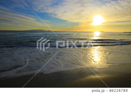 白浜大浜海水浴場から見る日の出 86226789
