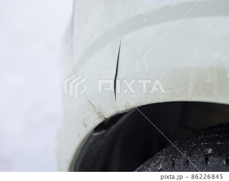 車のバンパー割れ 86226845
