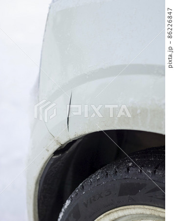 車のバンパー割れ 86226847