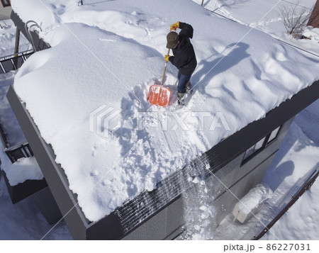 屋根の雪下ろし 86227031