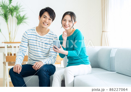 夫婦 カップル 家族 ライフスタイル スマホ リビング 夫婦 カップル 家族 ライフスタイル スマホ リビング 86227064