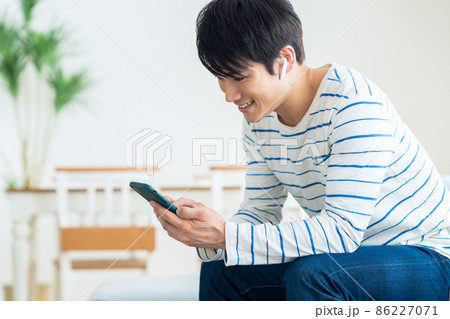 男性 スマホ 音楽鑑賞 リビング ライフスタイル 男性 スマホ 音楽鑑賞 リビング ライフスタイル 86227071