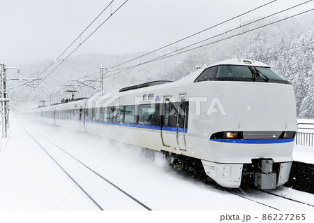 特急「サンダーバード」 湯尾駅 特急「サンダーバード」 湯尾駅 86227265