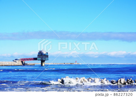 氷海展望塔オホーツクタワーとオホーツク海　北海道 86227320
