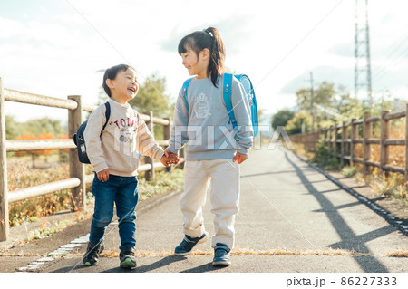 手を繋いで笑顔をみせる子供 Innocent 手を繋いで笑顔をみせる子供 Innocent 86227333