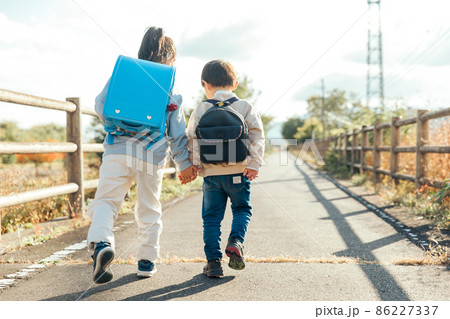 手を繋いで笑顔をみせる子供 Innocent 手を繋いで笑顔をみせる子供 Innocent 86227337
