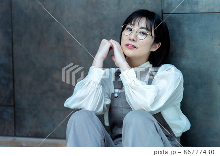 部屋で寛ぐ眼鏡の若い女性 部屋で寛ぐ眼鏡の若い女性 86227430