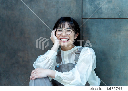 部屋で寛ぐ眼鏡の若い女性 部屋で寛ぐ眼鏡の若い女性 86227434