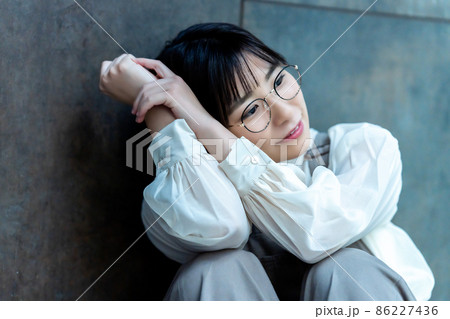 部屋で寛ぐ眼鏡の若い女性 部屋で寛ぐ眼鏡の若い女性 86227436