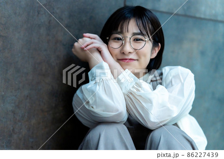 部屋で寛ぐ眼鏡の若い女性 部屋で寛ぐ眼鏡の若い女性 86227439