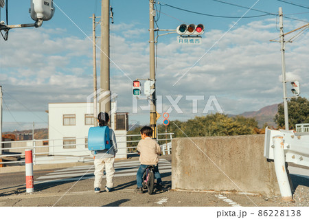 信号待ちをする子ども Waiting for a signal 信号待ちをする子ども Waiting for a signal 86228138