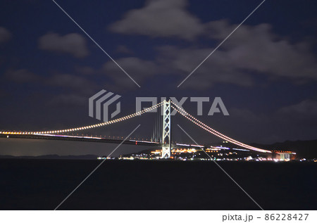 明石海峡大橋の夜景・淡路島・兵庫県 明石海峡大橋の夜景・淡路島・兵庫県 86228427