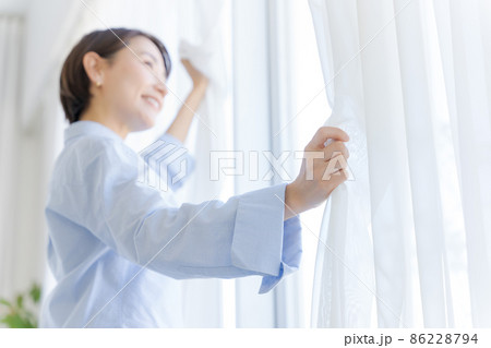 朝の目覚め　カーテン　女性　 86228794