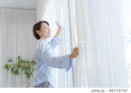 朝の目覚め　カーテン　女性　 86228797
