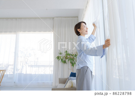 朝の目覚め カーテン 女性 朝の目覚め カーテン 女性 86228798