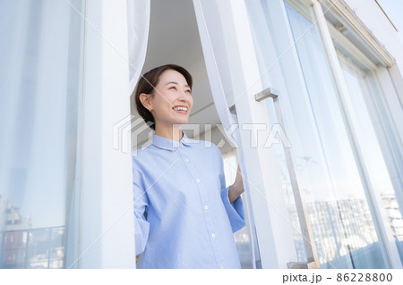 朝の目覚め カーテン 女性 朝の目覚め カーテン 女性 86228800