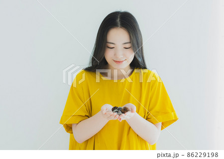 どんぐり　女性　秋 86229198