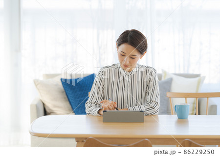 液晶タブレット　ペン　女性 86229250