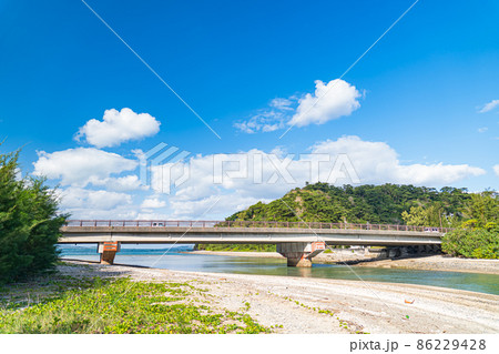 沖縄 海 快晴 川 橋 砂浜 沖縄 海 快晴 川 橋 砂浜 86229428