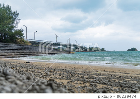 沖縄の海 波打ち際 軽石 曇り 橋 86229474