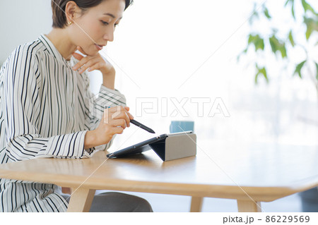 液晶タブレット　在宅ワーク　女性 86229569