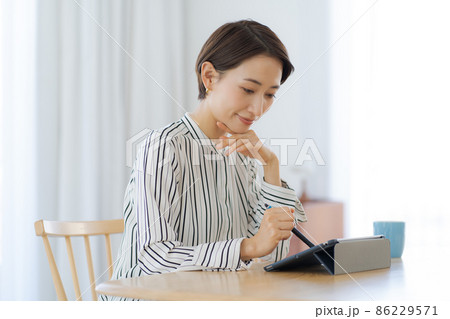 液晶タブレット 在宅ワーク 女性 液晶タブレット 在宅ワーク 女性 86229571