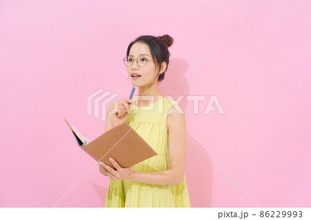 20代女性　資格　勉強　ピンク 86229993